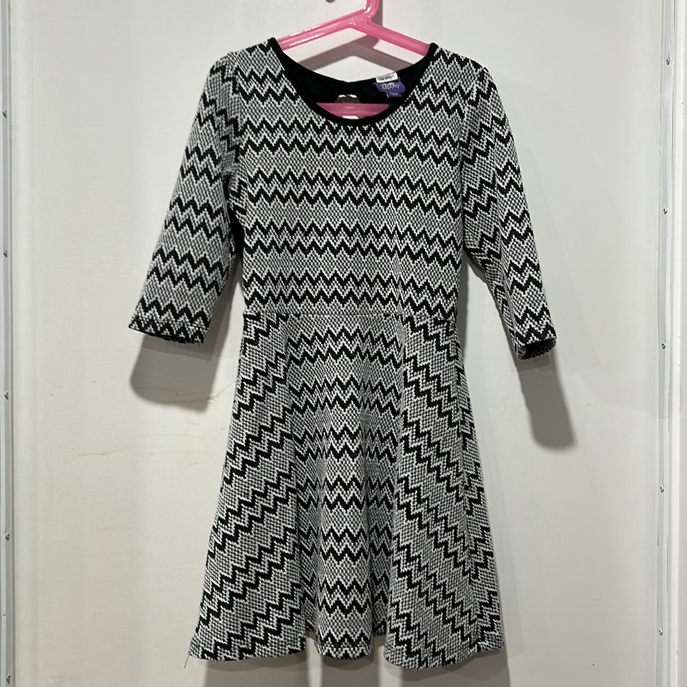 Bepop little girls dress size 7/8. Body 98% Polyester 1% Spandex.